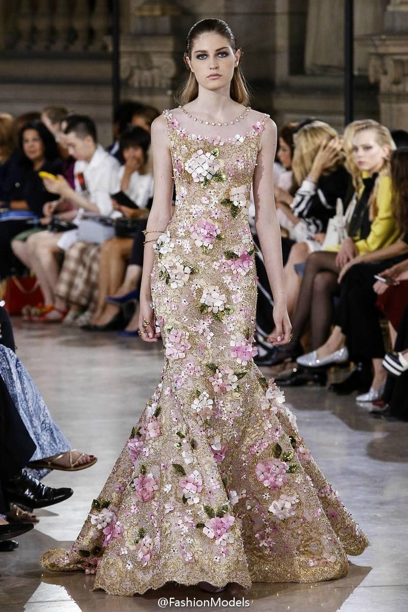 Georges Hobeika Couture F/W 2016：女星的红毯宠儿Georges Hobeika，再度奉献唯美梦幻的全新高定系列，模特新秀谢欣XINXIE 演绎2套Look。你期待哪位女明星穿上这些梦幻仙群？