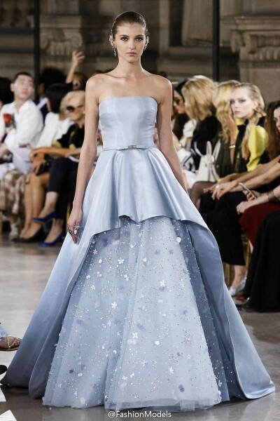 Georges Hobeika Couture F/W 2016：女星的红毯宠儿Georges Hobeika，再度奉献唯美梦幻的全新高定系列，模特新秀谢欣XINXIE 演绎2套Look。你期待哪位女明星穿上这些梦幻仙群？