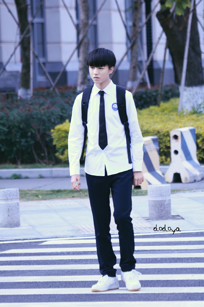 #TFBOYS王俊凯##王俊凯##TFBOYS# 超少年密码拍摄cr：真的好想吃火锅叻