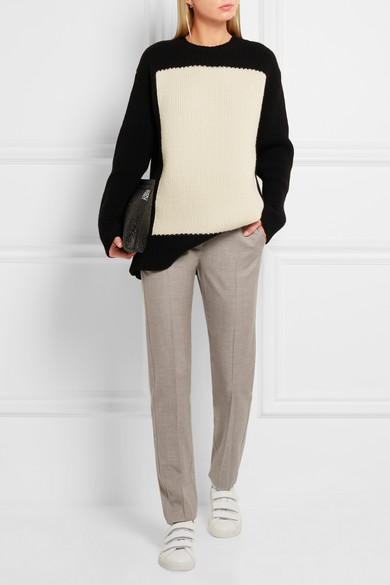 MM6 Maison Margiela
这条长裤选用浅灰色羊毛混纺华达呢于意大利精心裁成，配有利落的压痕、侧面口袋和运动风格的松紧腰身，穿着舒适自在。建议搭配运动鞋。