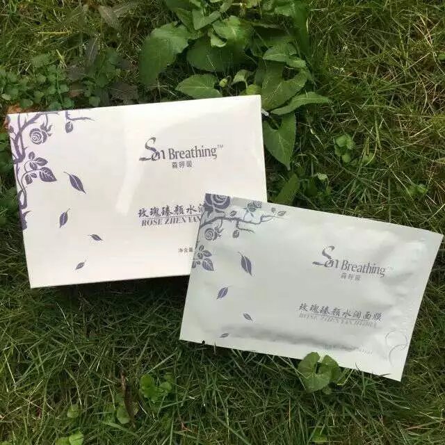 森呼吸蚕丝面膜新包装。蚕丝面膜选自日本驻颜蚕丝布，0.1毫米，浸泡两个小时玫瑰精华液。好东西不需要华丽的广告词：。神奇一：面部皮肤很紧绷。 神奇二：面部比之前光亮白嫩。 神奇三：面部毛孔看不见了。 要用就用有效果的。它的功效更强大。蚕丝“人工皮肤”蚕。功效：补水、保湿、美白、抗敏感、收缩毛孔、淡斑、紧致，抗氧化 一贴白。