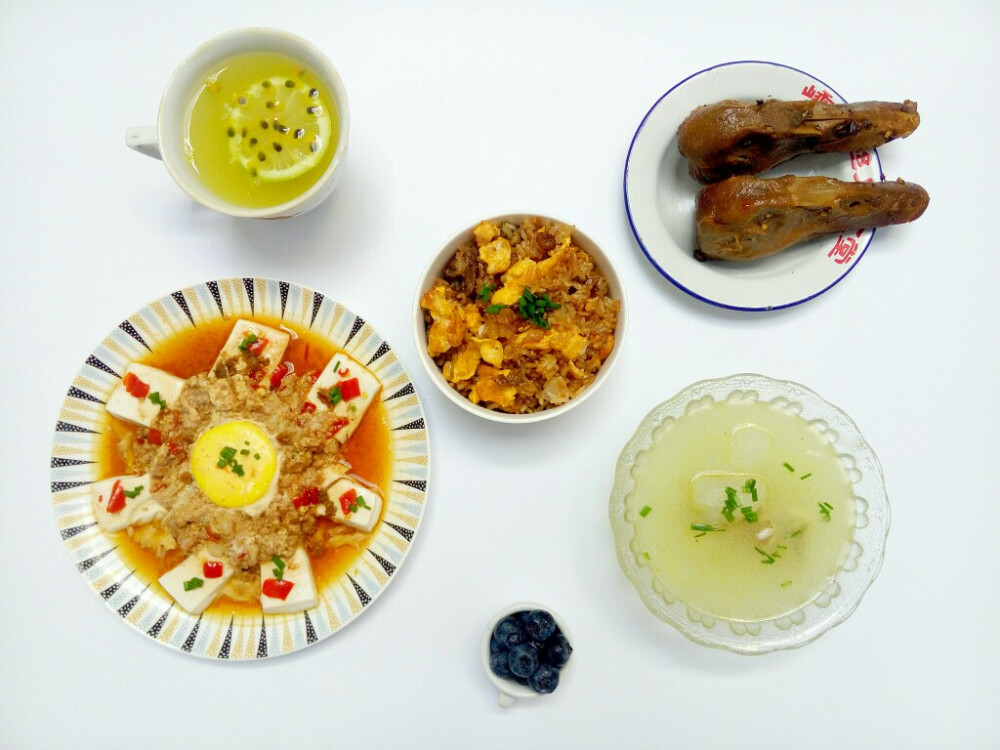 肉末鸡蛋蒸豆腐+卤鸭头+酱油蛋炒饭+冬瓜排骨汤+百香果柠檬汁+蓝莓