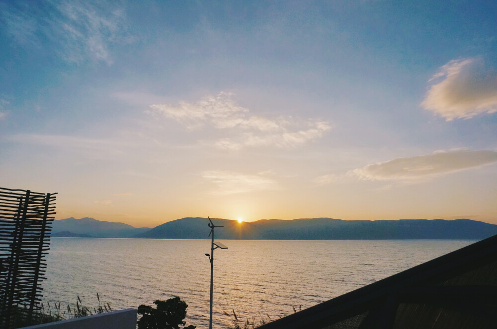 2016年4月1日，洱海的日出。就在客栈前面的景色。这是一早跑到楼顶拍的。