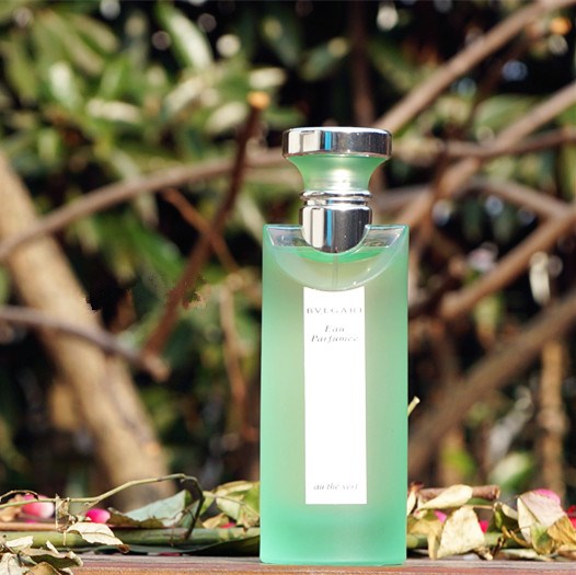 名称：Eau Parfumee au the vert （绿茶古龙香水）
品牌：Bvlgari （宝格丽）
香水香调 香调：清新花香调
前味：佛手柑香油、西班牙橘花、小荳蔻、牙买加甘椒、芫荽子
中味：保加利亚玫瑰、埃及茉莉
后味：绿茶、熏木