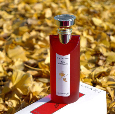 名称：Eau Parfumee au the rouge（红茶云南桂花茶）
品牌：Bvlgari（宝格丽）
香 調： 茶香清新調
前 味： 佛手柑、 柑橘、 紅胡椒
中 味： 南非羅布斯紅茶、 無花果、 雲南紅茶
後 味： 紅茶精華、 核桃、 …