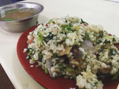 『舒蔡记』里的菜饭据说是全上海最好吃的菜饭，一盘标配黄豆汤，不够可以再加，非常非常的香，满满的馅料，浓浓的老上海味，值得拔草