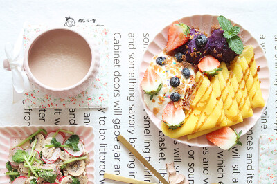 周三早餐：可丽饼+煎蘑菇沙拉+蓝莓香蕉思慕雪+奶茶。
今天这一餐真是颠覆，一直对可丽饼不感冒，第一次做看看，第一张试吃，瞬间爱上啦！一直顺手的蓝莓思慕雪，因为加了香蕉，不知为啥变成这个颜色，丑哭了。有失有…