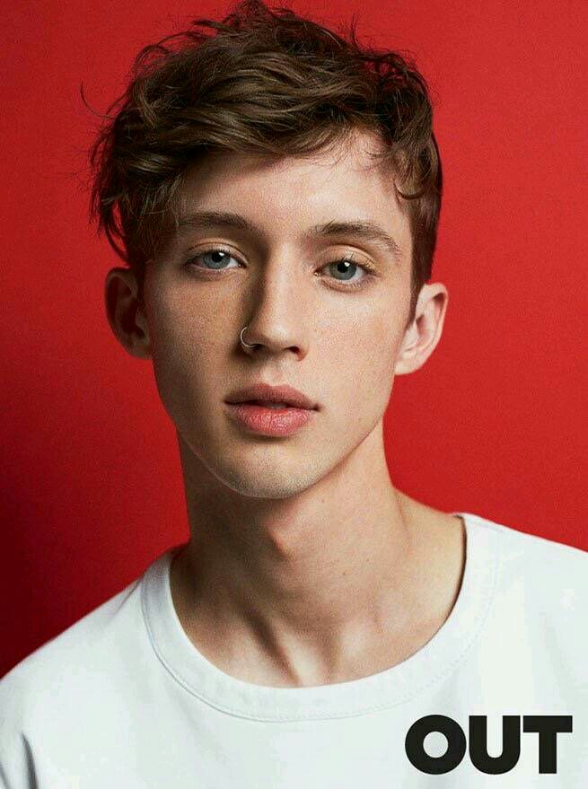 troye sivan
难道没人喜欢这张吗，当了好一阵子壁纸，就是喜欢这种浓墨重彩的。
头像#壁纸#儿童有何吩咐#
“世上本就充满了新奇的东西，
只是世人不知罢了，
因为总把记忆弄丢，
像你一样。”
《 爱丽丝:来自仙境的少年》