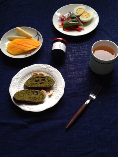 [太阳][太阳]抹茶软欧，按配方做抹茶粉有点多，吃出了苦味，只好涂芝麻酱吃，明天加工一下烤面包干