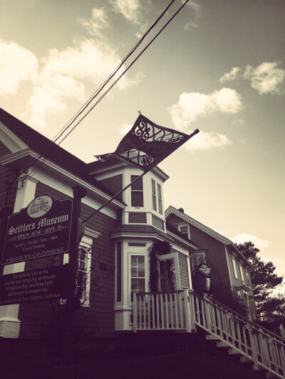 摄于：Mahone Bay 地址：Main Street, B0J 2E0 Mahone Bay, Canada 诗情画意的小镇，坐立于加拿大东部海岸，小镇永久居民不到一千人。圣诞节前后去的～