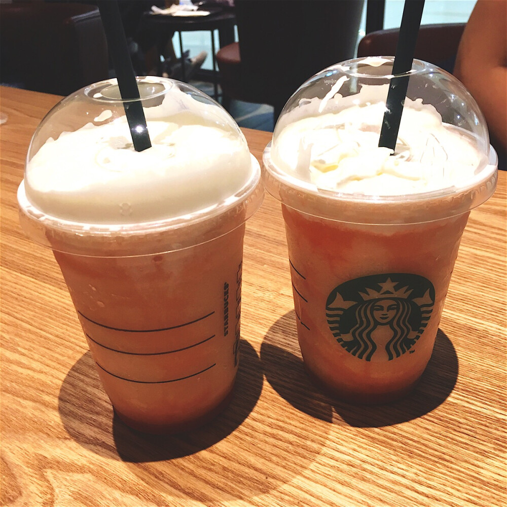 【Starbucks】新品 桃桃 名字就好可爱有没有！个人觉得味道比较清新 上面有奶油层 吸管和饮料一起喝不会腻 甜度适中 个人觉得比新品夏霉味更好喝 推荐！