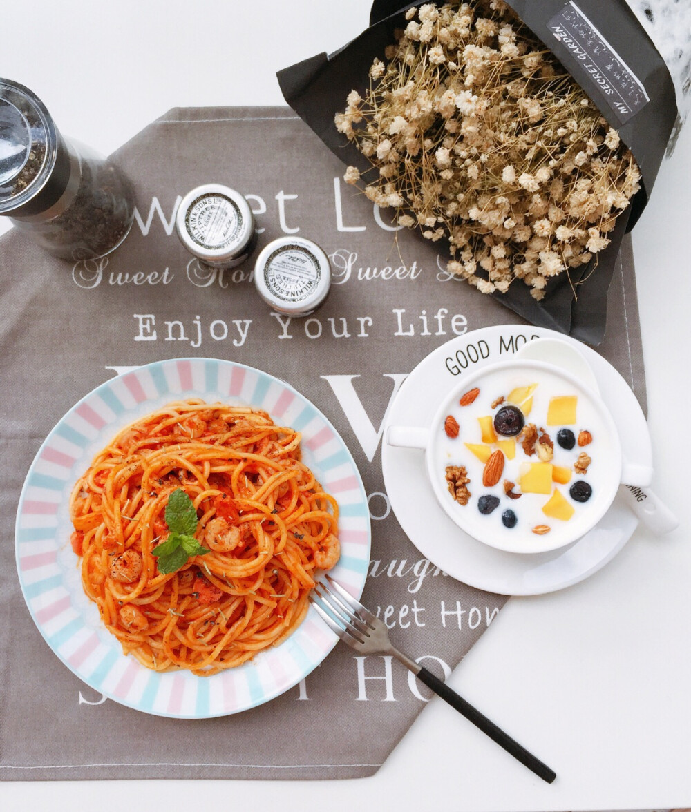 虾仁火腿意大利面 水果酸奶