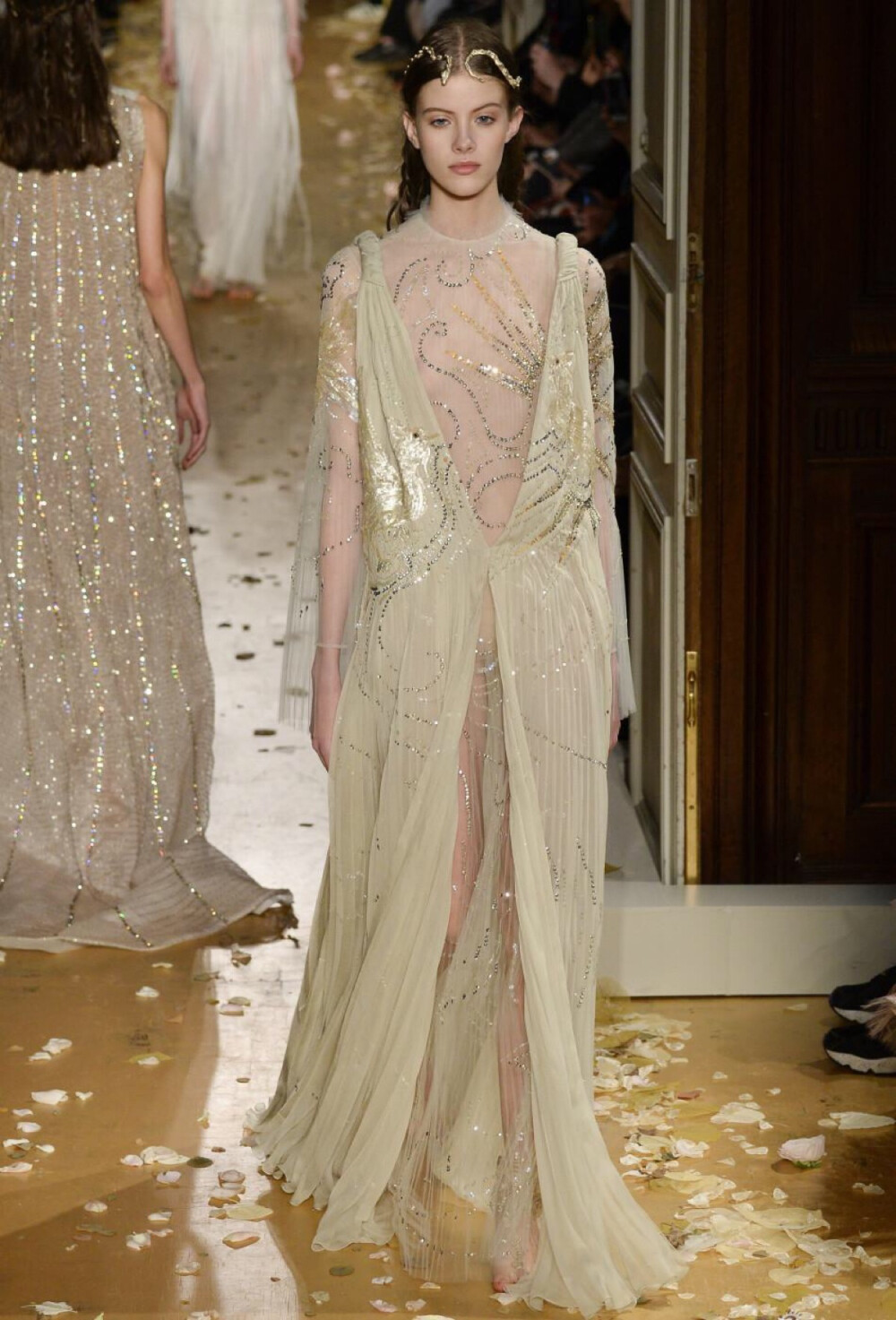 Valentino 2016春季高定系列
本季设计师Maria Grazia Chiuri与Pierpaolo Piccioli从东西方的神话传说获取灵感，将模特们塑造成虔诚圣洁的女祭司，她们身穿雪纺、绸缎式的及地长裙，赤脚走在洒满玫瑰花瓣的地板上，头戴神话中的图腾装饰，在时光中美得静止。