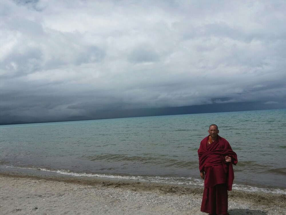 披着一袭红袍，从青海湖的碧波旁一路奔波而来，只为让自己的一颗赤心经过天湖的洗礼……