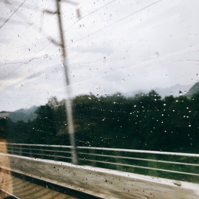 下雨的窗户 觉得有点非主流呀。