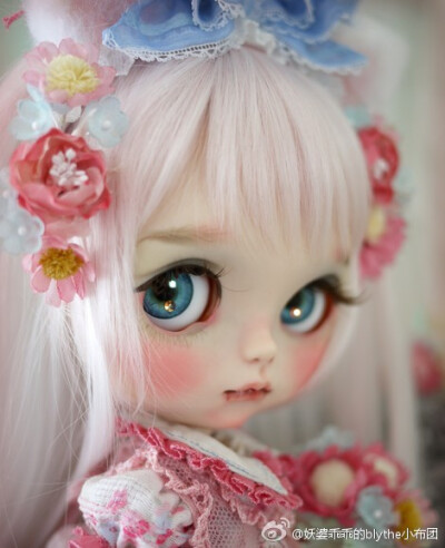 @妖婆乖乖的blythe小布团
#Custom Blythe# #小布改娃# 奶茶又出新杀器了~别致的小猫，粉嫩的不要不要的~配件罩裙更是强大到可外穿可内穿可单穿可不穿