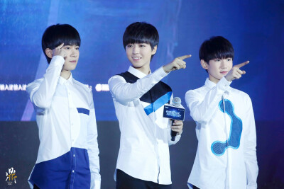 tfboys 160705 网剧超少年密码发布会【你依偎着幽蓝的海，浪花轻拍，微咸的风携来岸上的徘徊。前方仍未知，旅人已长迈。】