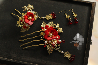 花里春风未觉时。美人呵蕊缀横枝。