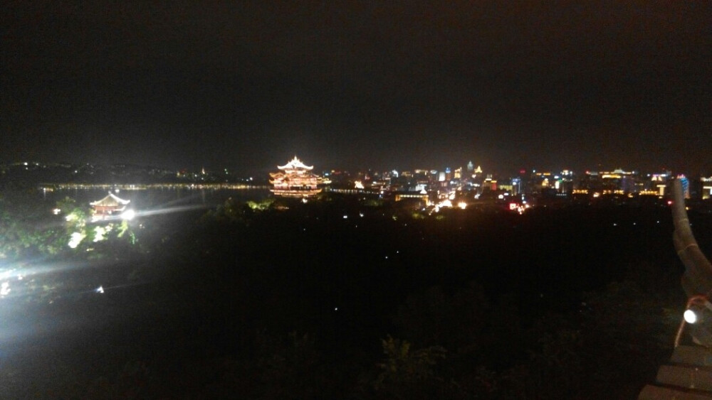 吴山广场顶部俯瞰西湖夜景