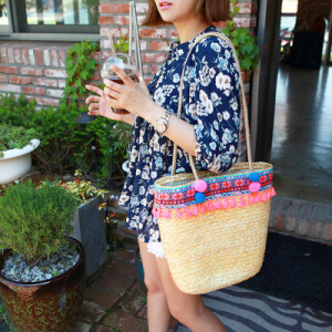 东大门韩国代购草编包时尚沙滩包毛球手工藤编包单肩包编织包女潮