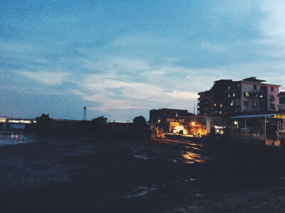 避风坞的夜景，边上的大排档很好吃，地道的厦门风味。