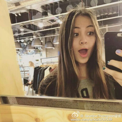 贾思敏·汤普森（Jasmine Thompson）是英国唱作歌手。汤普森出生在英国，是半个中国人。她的YouTube频道有超过100万的用户订阅和超过1.2亿的评论。