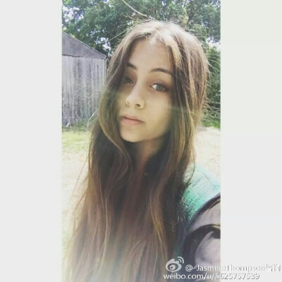 贾思敏·汤普森（Jasmine Thompson）是英国唱作歌手。汤普森出生在英国，是半个中国人。她的YouTube频道有超过100万的用户订阅和超过1.2亿的评论。