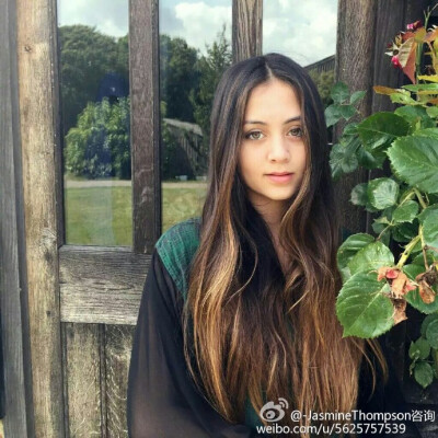 贾思敏·汤普森（Jasmine Thompson）是英国唱作歌手。汤普森出生在英国，是半个中国人。她的YouTube频道有超过100万的用户订阅和超过1.2亿的评论。