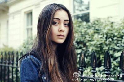 贾思敏·汤普森（Jasmine Thompson）是英国唱作歌手。汤普森出生在英国，是半个中国人。她的YouTube频道有超过100万的用户订阅和超过1.2亿的评论。