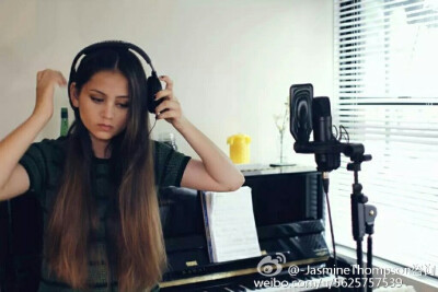 贾思敏·汤普森（Jasmine Thompson）是英国唱作歌手。汤普森出生在英国，是半个中国人。她的YouTube频道有超过100万的用户订阅和超过1.2亿的评论。