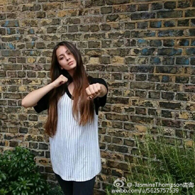 贾思敏·汤普森（Jasmine Thompson）是英国唱作歌手。汤普森出生在英国，是半个中国人。她的YouTube频道有超过100万的用户订阅和超过1.2亿的评论。