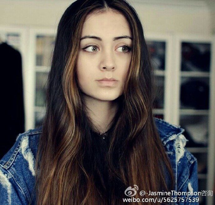 贾思敏·汤普森（Jasmine Thompson）是英国唱作歌手。汤普森出生在英国，是半个中国人。她的YouTube频道有超过100万的用户订阅和超过1.2亿的评论。