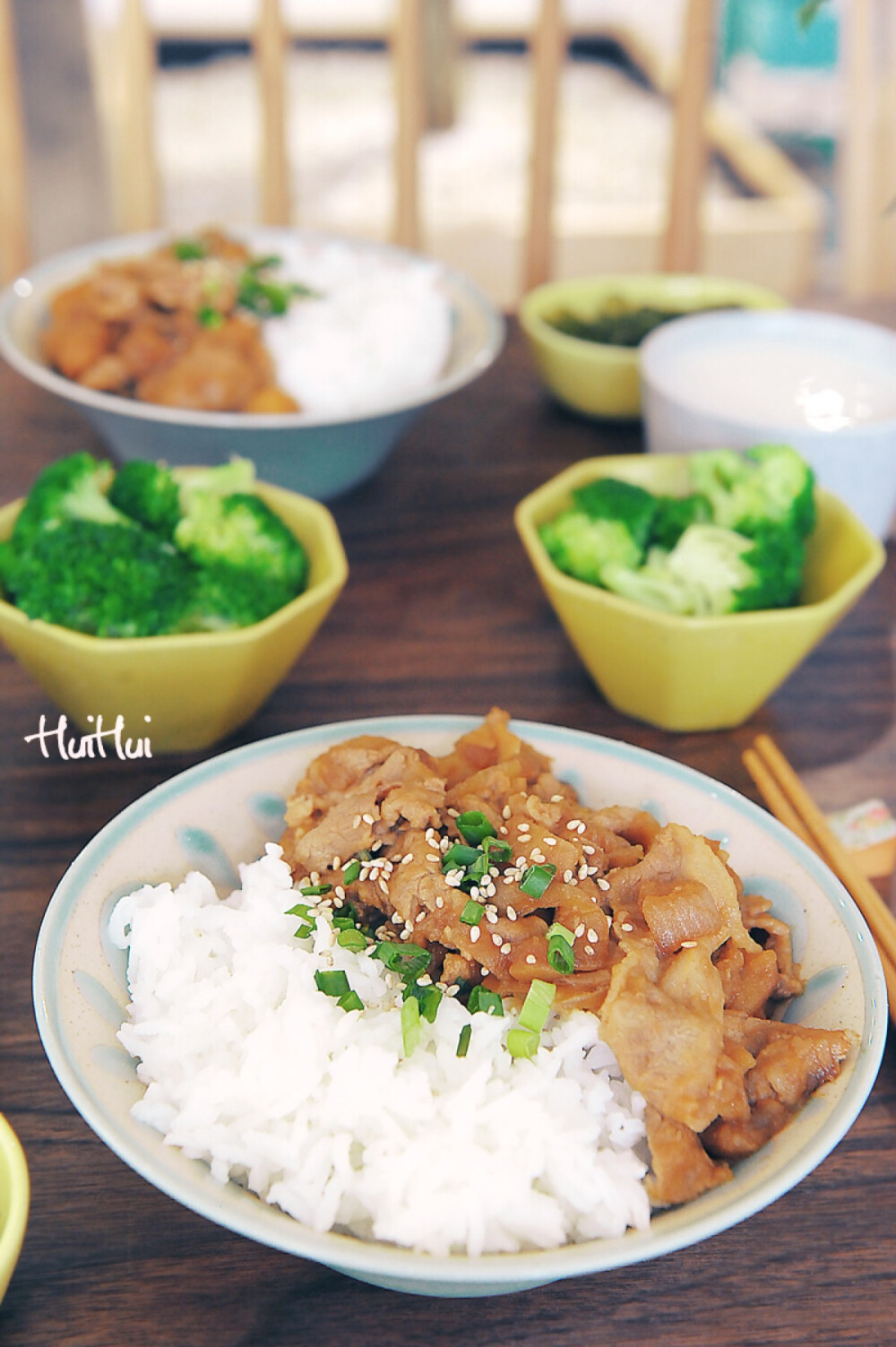 早安，今日早餐：土豆肥牛饭+清炒西兰花+豆浆+凉拌海藻。
千呼万唤的土豆肥牛今天写出来了，超级简单的，食谱公众号回复99查看，喜欢的童鞋周末做起来。
清炒西兰花做法公众号回复83查看食谱。
公众号：kitchenwu