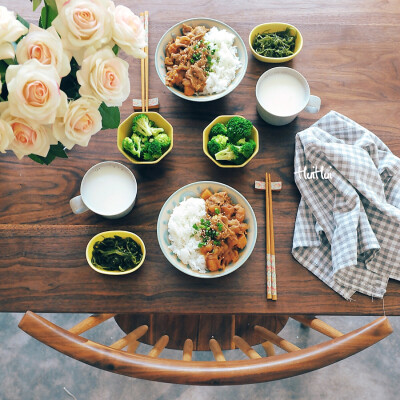 早安，今日早餐：土豆肥牛饭+清炒西兰花+豆浆+凉拌海藻。
千呼万唤的土豆肥牛今天写出来了，超级简单的，食谱公众号回复99查看，喜欢的童鞋周末做起来。
清炒西兰花做法公众号回复83查看食谱。
公众号：kitchen…