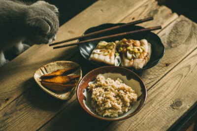 【清蒸鱼块】藜麦饭+清蒸鱼块+旺顺阁的酱萝卜。 阿啥童鞋又来捣乱，每次吃饭都是场拉锯战！！