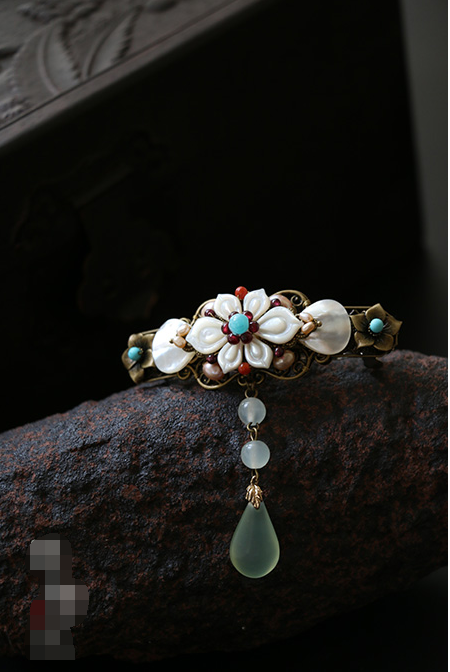 淡妆梳洗时。晓来清露滴。