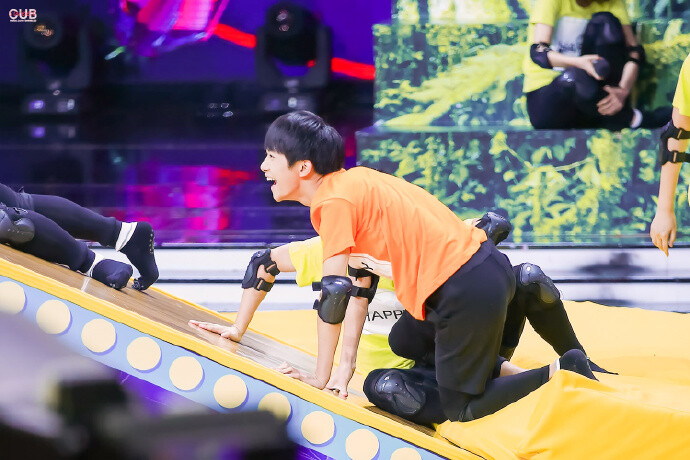 #向全世界安利易烊千玺# 【高清】【160705 快乐大本营 @TFBOYS-易烊千玺 一点点喜欢 / oh it's like 怎么不喜欢
/ or more like 不得不喜欢 K一点点喜欢 】（最近真是每次都在用生命拍图，囧，拍完发得慢甚至灰心不发真是对不起自己的努力，囧。改进改进...展开全文c