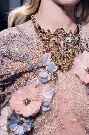 Elie Saab Haute Couture F/W 2016 Detail┃高级定制的价值正是在这些细节手工艺上体现～