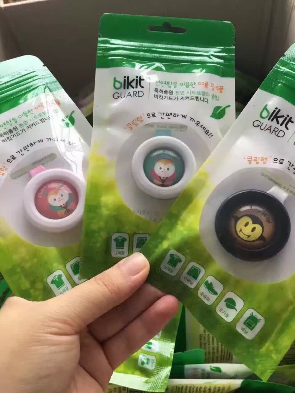 韩国bikit防蚊扣，️害，纯天然，还超级方便。〖多蚊子的季节来了，挂一个在宝宝的书包那就不怕蚊子了〗Bikit Guard 天然植物香薰驱蚊扣，内芯采用精纯香茅精油与洋甘菊精油等合成有效驱逐各类蚊虫，纯植物提取对人体无任何伤害！孕妇成人儿童适用获韩国发明大奖并申请了专利安全无毒驱蚊，更是韩国野外摄影队专用产品。