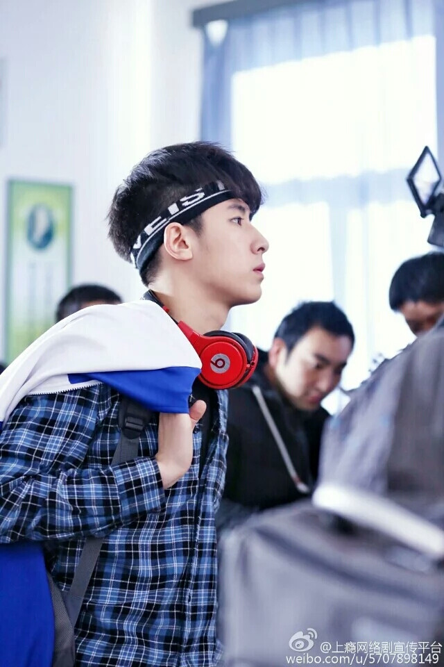 电视剧《上瘾》剧照 黄景瑜饰顾海 许魏洲饰白洛因