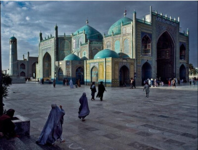 马扎里沙里夫（波斯语：مزار شریف‎）是神圣陵园的意思，位于阿富汗斯坦北部邻近乌兹别克斯坦边境。是阿富汗斯坦北部最大城市与交通枢纽和商业、文化中心。巴尔赫省省会，阿富汗斯坦第四大城市。位于兴都库…