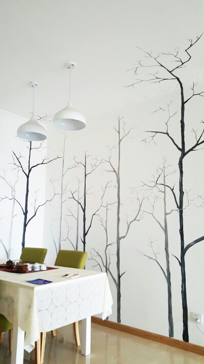 ＃糖小菱的手绘时刻＃ 一个下午的成果 墙绘 ——树干有光影效果 用疏密不一 深浅搭配 达到空间设计效果 