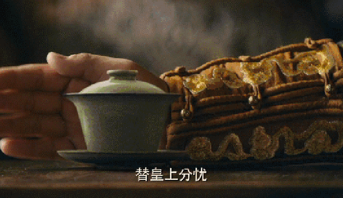 出自：电影《龙门飞甲》
角色：雨化田
形容：西夏丰华，不比君，勾唇捋发
来源：网络 侵删