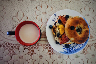 7月11日，雨。一人食·早餐——贝果夹培根、鸡蛋，牛奶。