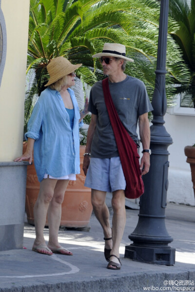 【高清】#Jeremy Irons# and wife in Ischia. 16.7.10