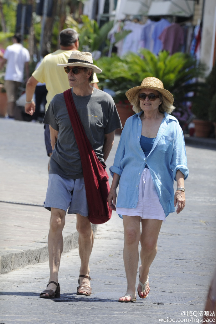 【高清】#Jeremy Irons# and wife in Ischia. 16.7.10