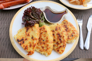 麻油雞高麗菜炒飯煎餅

【食材】  
高麗菜   1/3顆  
蔥          1根  
蛋          1顆  
水          50克  
中筋麵粉   100克    
【調味料】  
鹽          適量  
胡椒粒    適量  
醬油膏    適量    
 
【做法】  
先把高麗菜和蔥切碎

(一)  把100克麵粉倒入大碗公裡接著加入 50克  水一起攪拌
(二)  倒入切好的蔥和高麗菜後攪拌
(三)  倒入退冰後的麻油雞炒飯後攪拌
(四)  打入一顆蛋
(五)  均勻攪拌
(六)  依個人喜好灑入適量的調味   

接著就可以把它倒入加了些許油的平底鍋囉!!!!

可以看到一粒粒的米飯配上麻油雞炒飯的配料及高麗菜等

煎至金黃色後即可翻面

可以依照自己喜愛脆的程度~