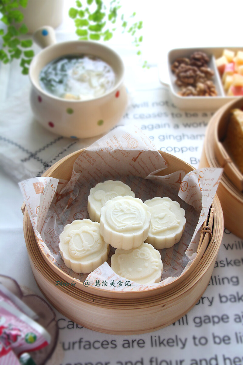 玉米面发糕、
桂花鸭胗+鸭翅
小白菜豆腐汤+馄饨、
蔓越莓山药糕、
搭配苹果+核桃