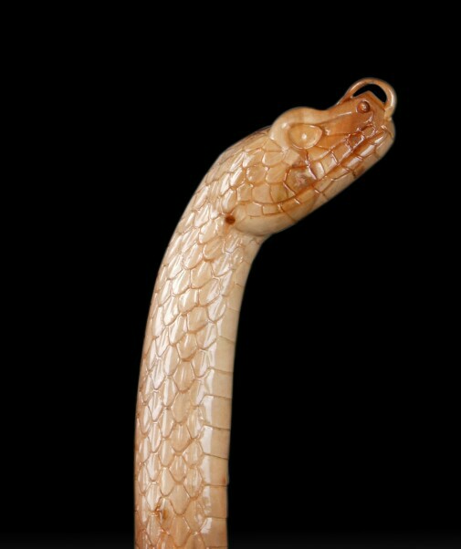 步骤7张八十雕刻大师讲授木雕作品蛇头拐杖最终完成图局部