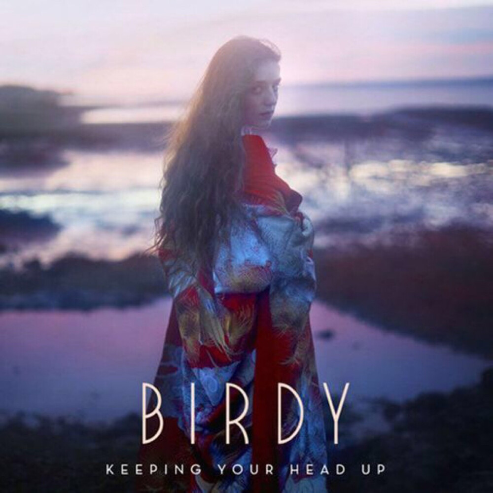 英国女歌手Birdy于2016年01月01号发布最新单曲《Keeping Your Head Up》。这首歌曲由Birdy与知名音乐人Steve Mac共同创作，并被BBC选为新年庆典节目之后的指定播放曲目。谈及新作，Birdy表示“我希望这首歌能够给人以激励和振奋。它是关于在黑暗中寻找光明，在我们感到迷茫的时候能够重拾希望与力量